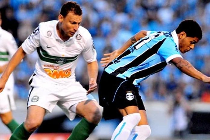 Grêmio pressiona, mas para no embalado Coritiba no Olímpico