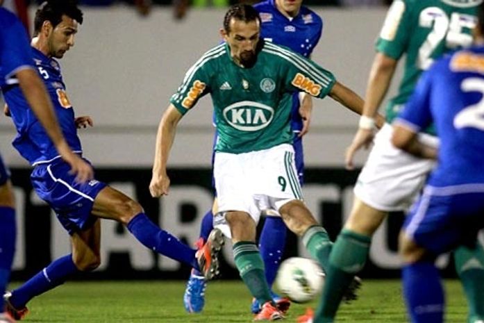 Barcos faz 2, Palmeiras derrota Cruzeiro e encosta no Bahia