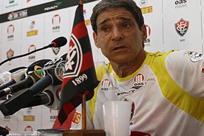 Após derrota para o Atlético-PR, Carpegiani dá adeus ao Vitória