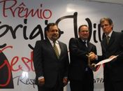 Luciano Barbosa recebendo o premio José Aprigio Vilela das mãos de Marcos Vieira