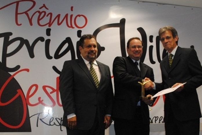 Luciano Barbosa recebendo o premio José Aprigio Vilela das mãos de Marcos Vieira