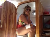 Inusitada: ex-BBB Fabiana posta foto sentada numa privada com papel na mão