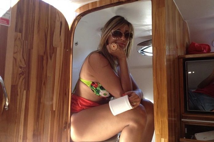 Inusitada: ex-BBB Fabiana posta foto sentada numa privada com papel na mão