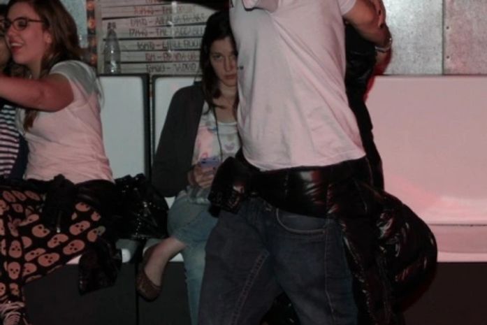 Namorado de Antonia Morais se irrita com fotógrafos em festival de música