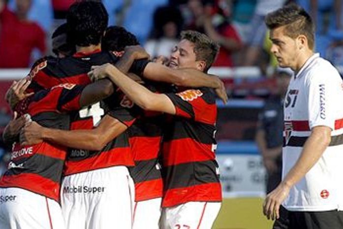 Flamengo bate São Paulo e respira aliviado ao ver zona mais longe