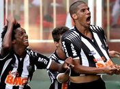Atlético-MG vence o Flu nos acréscimos e reacende briga pelo título
