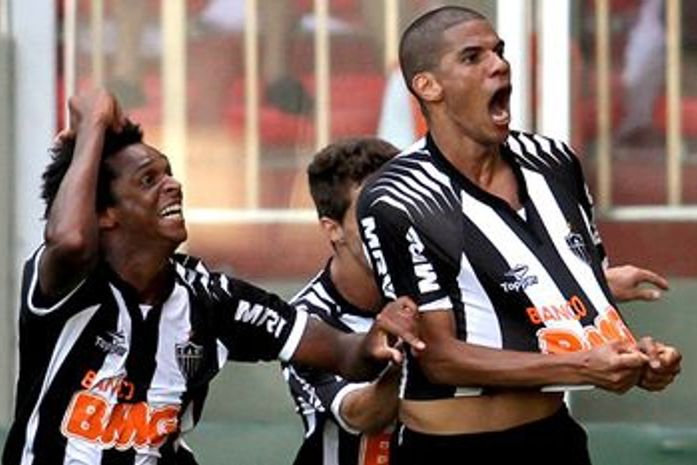 Atlético-MG vence o Flu nos acréscimos e reacende briga pelo título