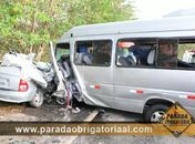 Carro de passeio ficou destruído