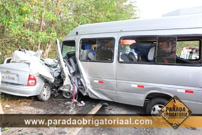 Carro de passeio ficou destruído