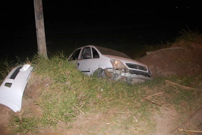 Carros capota com três pessoas na AL-215 em Marechal Deodoro