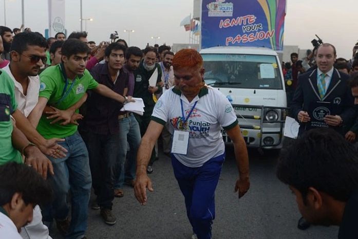 Saddi Muhammad estabeleceu novo recorde ao puxar veículo de 1,7 tonelada com bigode.