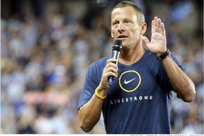 Lance Armstrong perde títulos e é banido do ciclismo
