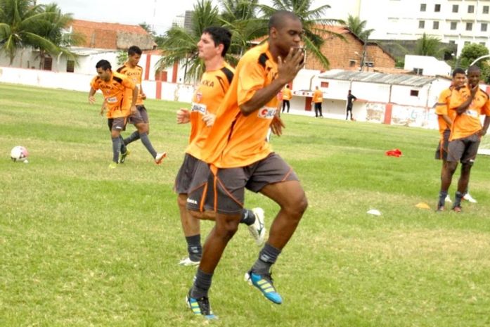 CRB volta aos trabalhos focado no duelo contra o Vitória