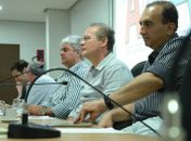 Senador Renan ao lado do presidente da AMA, Palmery Neto, na reunião com prefeitos