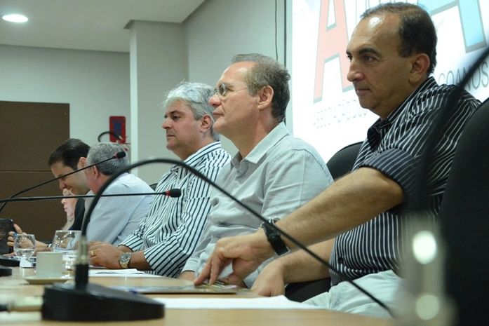 Senador Renan ao lado do presidente da AMA, Palmery Neto, na reunião com prefeitos