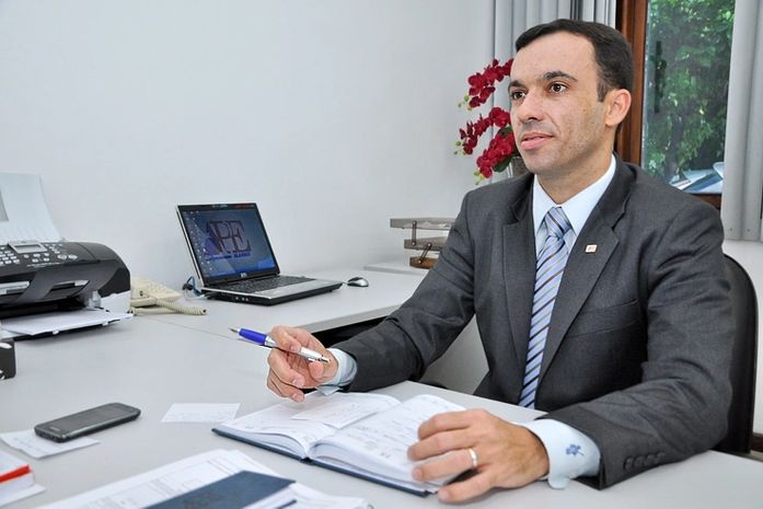 Roberto Mendes Filho, presidente da APE/AL, estimula a discussão de propostas entre os candidatos à eleição da OAB.