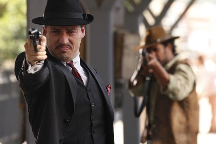 Negro Fagundes aparece e mata Berto na frente de Lindinalva