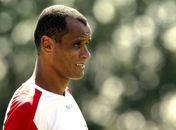 Rivaldo sofre lesão no ombro e  pensa em pendurar as chuteiras