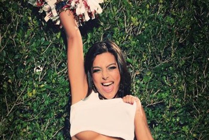 Larissa Riquelme garante que não posa mais nua e elogia atacante do Corinthians