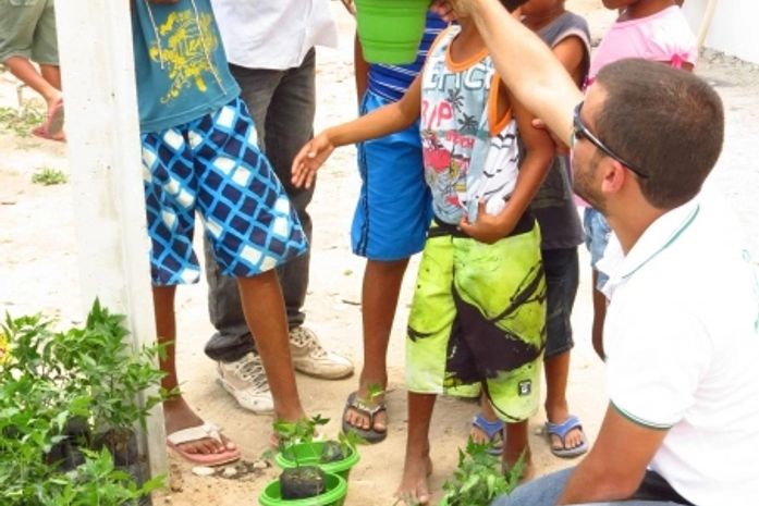 Seinfra faz campanha de arborização em residencial de Penedo