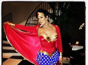Mãe de Kim Kardashian mostra demais ao posar de Mulher Maravilha