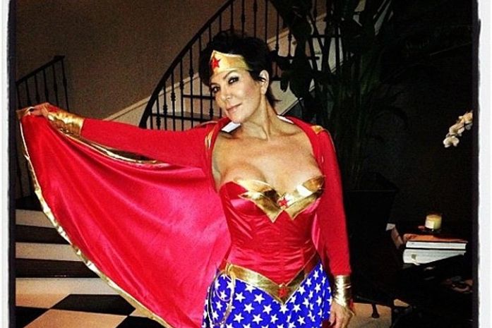 Mãe de Kim Kardashian mostra demais ao posar de Mulher Maravilha