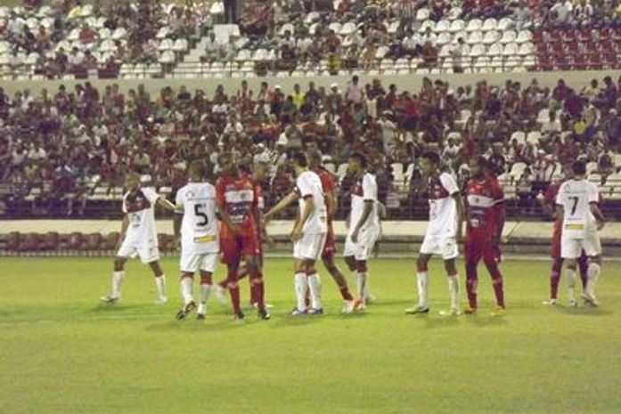 Com gol no fim, CRB é derrotado pelo Vitória e entra no Z4