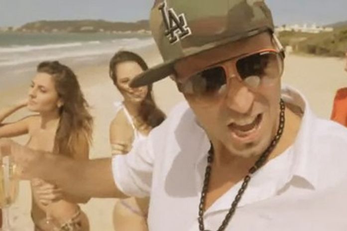Clipe de Latino vaza na internet e cantor reclama