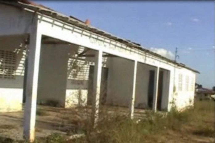 Prédio que servia para escola estava abandonado