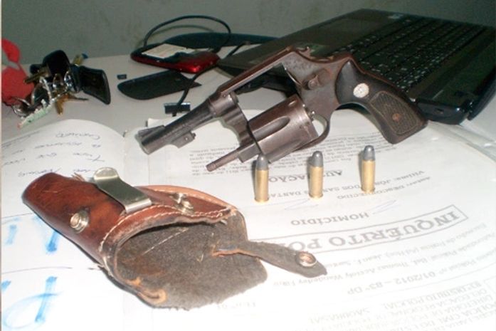 Arma apreendida com o acusado
