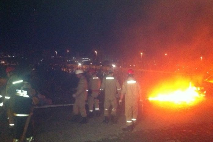 Carro incendeia