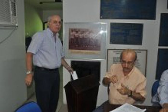 O presidente do Corecon/AL, Marcos Calheiros na hora do voto