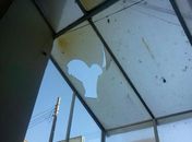 Usuários de drogas roubam e destroem hotel abandonado