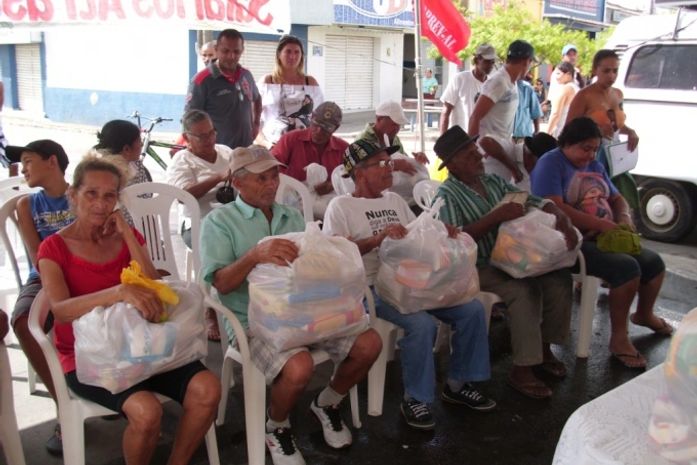 Servidores recebem cestas básica