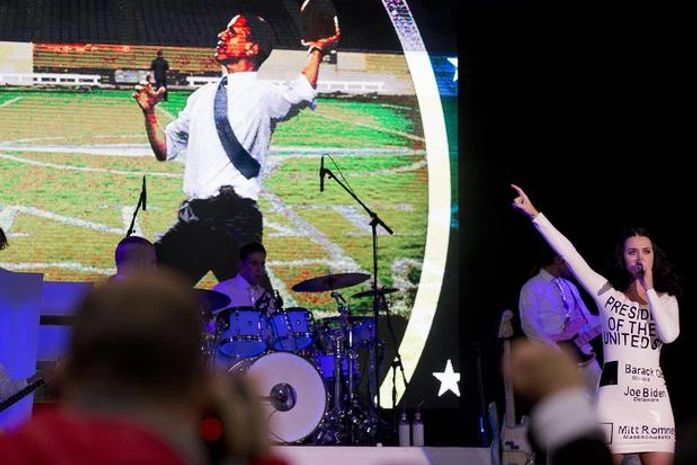 "Esta noite foi ótima!", diz Katy Perry após cantar em comício de Obama