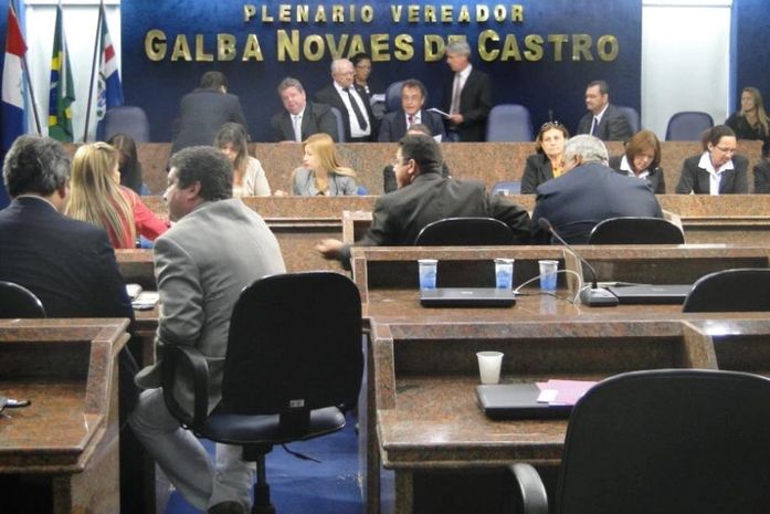 Vereadores reduzem comissionados, mas economia é pouca