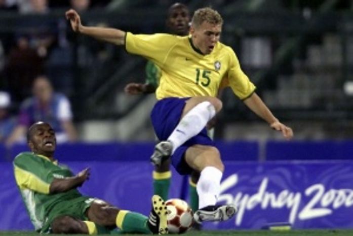 Ex-volante da seleção vira "cachaceiro" e vende pinga na Casa Branca