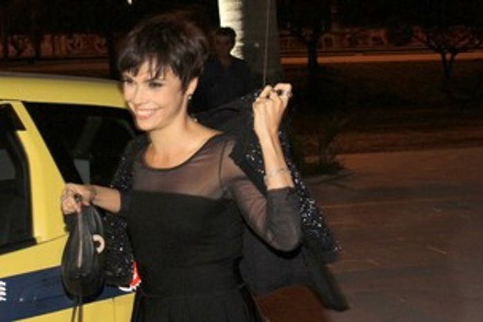 'Estou proibida de falar sobre o namoro de Débora', avisa mãe da atriz