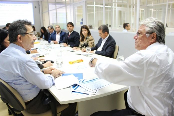Governador discute negociação de empréstimos com equipe técnica