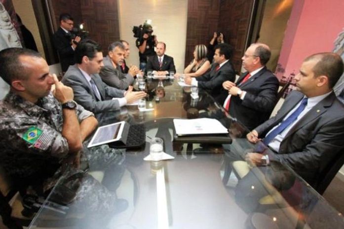 Regina Nikki em reunião na ALE