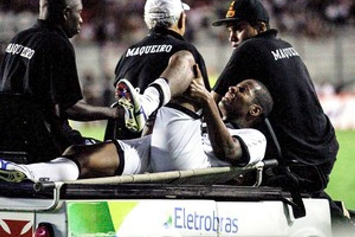 Dedé sofre pequena fratura, fica 30 dias de molho e só volta em 2013