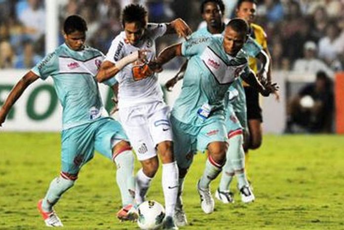 Kieza perde pênalti, mas Náutico segura empate com Santos na Vila