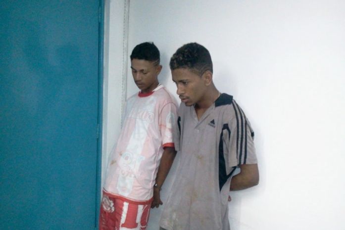 Acusados foram presos com maconha