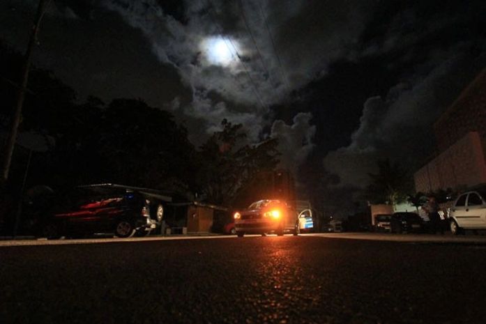 Rua do Recife iluminada por faróis de carros e pela lua