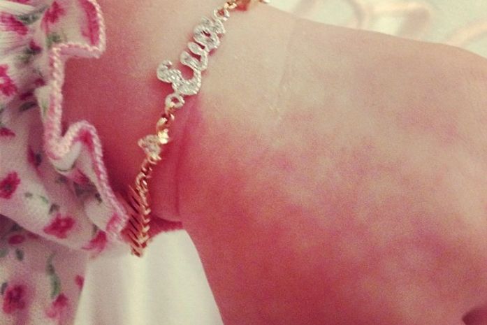 Eva com a pulseirinha dada por Preta Gil