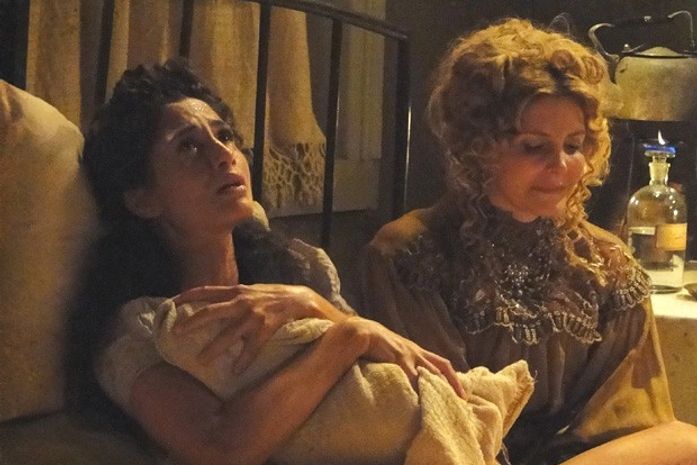 Constância troca bebês para Isabel achar que seu filho nasceu morto