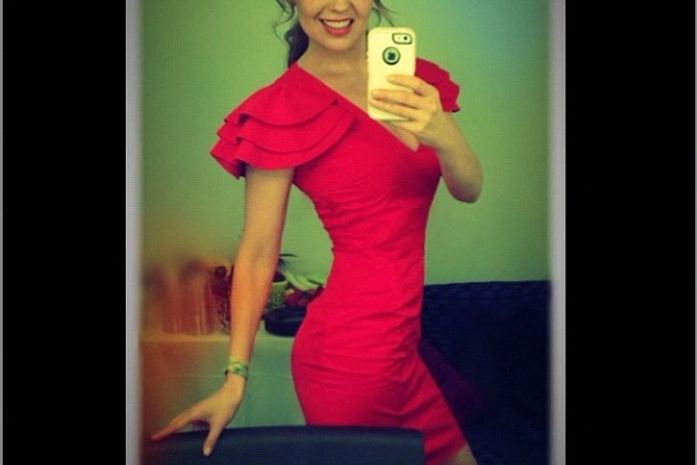 Thalia mostra vestido para fãs e exibe cinturinha pilão em rede social