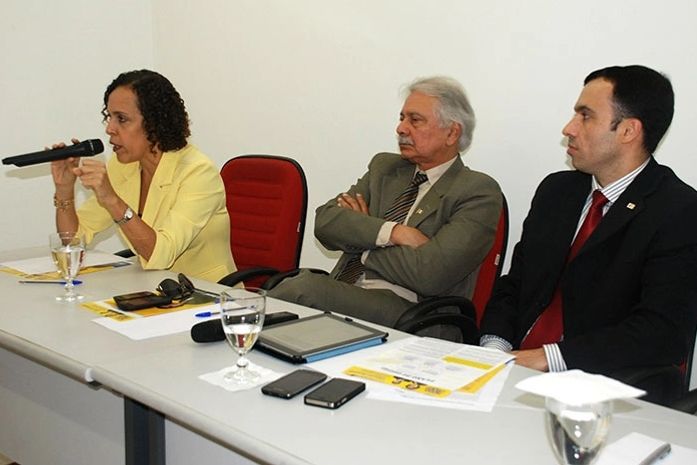 Cláudia Amaral foi a primeira candidata a participar de encontro na APE-AL