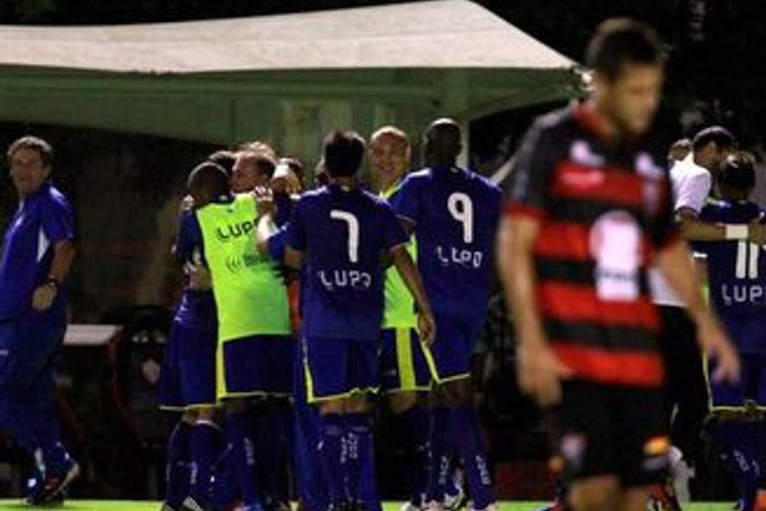 São Caetano bate Vitória fora e entra no G-4