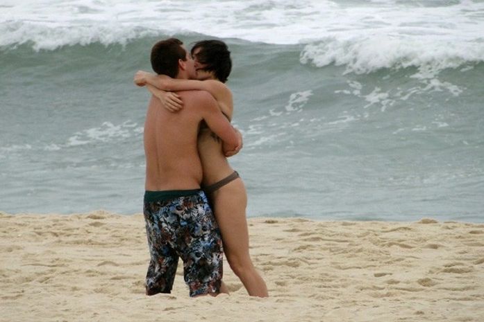 Deborah Secco grava de biquíni após andar de skate com Thiago Martins